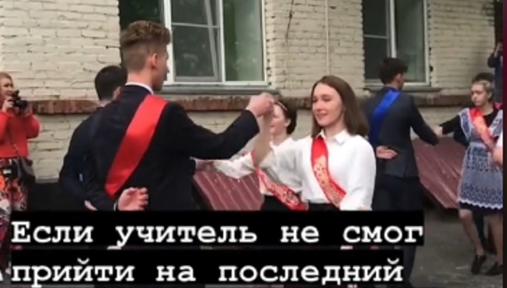 Алтайские выпускники поздравили свою учительницу в роддоме Фото №1