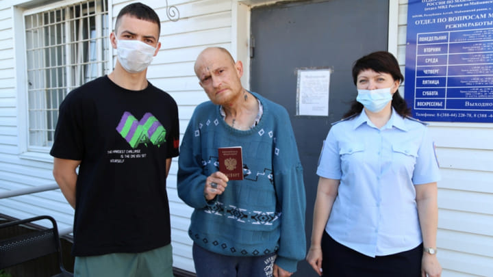 Алтайский студент помог бездомному восстановить паспорт Фото №1