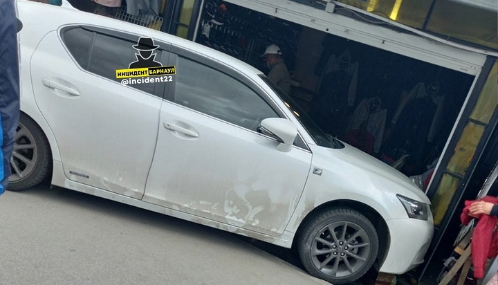 В Барнауле на Новом рынке автомобиль выехал на тротуар и сбил пешеходов Фото №1