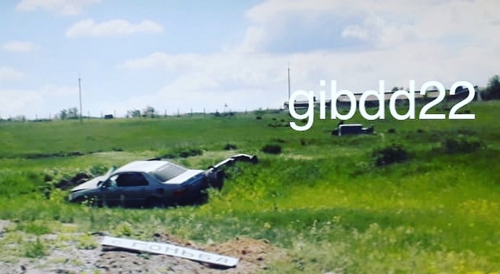 В пригороде Барнаула иномарка слетела с дороги и врезалась в дорожный знак Фото №1