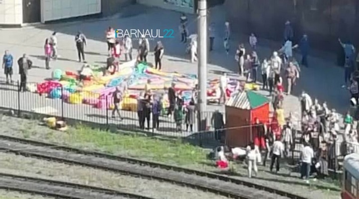 В Барнауле лопнул батут и пострадали дети Фото №1