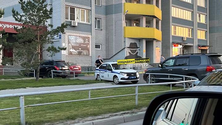 Бутылку с водой скинули на мальчика в Барнауле, и он получил перелом шеи Фото №1
