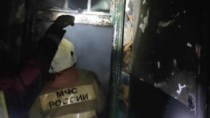 Барнаульские пожарные спасли из горящего здания 15 человек Фото №1