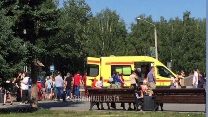 Мальчик повредил ногу, купаясь в фонтане в Барнауле Фото №1