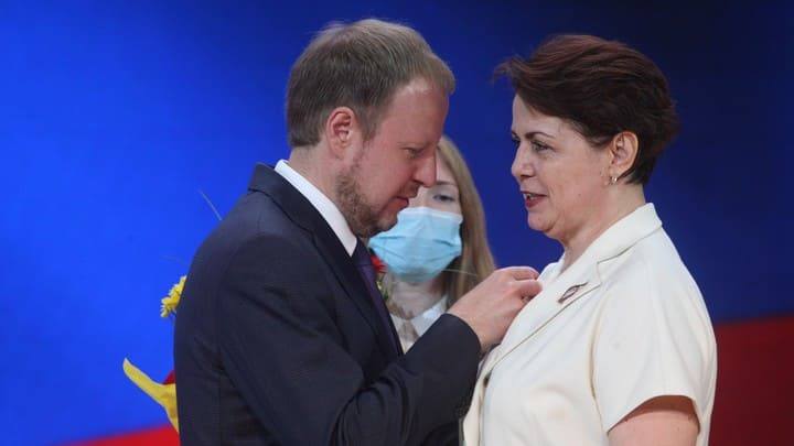 Губернатор Виктор Томенко поздравил социальных работников с праздником Фото №1