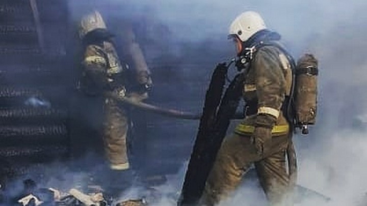 Пожар охватил мебельную фабрику в Барнауле Фото №1