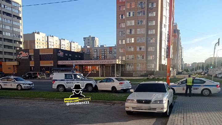 Иномарка въехала в машину ППС в Барнауле Фото №1