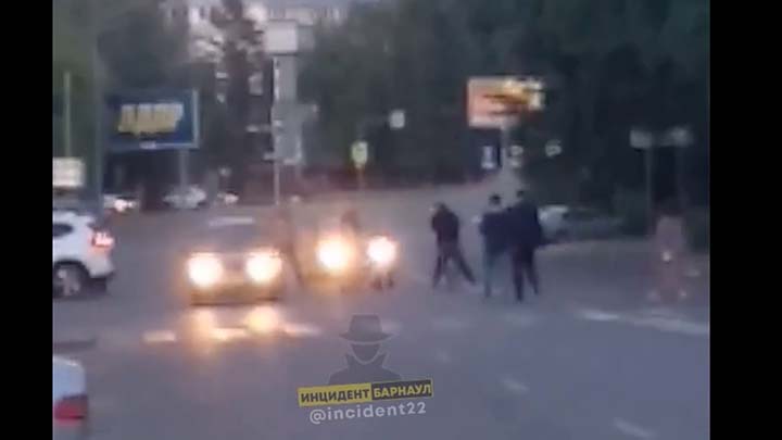 Двое бездомных утроили драку, заблокировав проезжую часть Фото №1