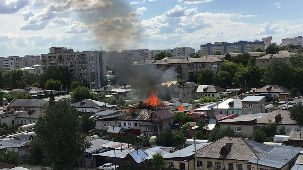 Частный дом горел в Барнауле вечером 12 июня Фото №1