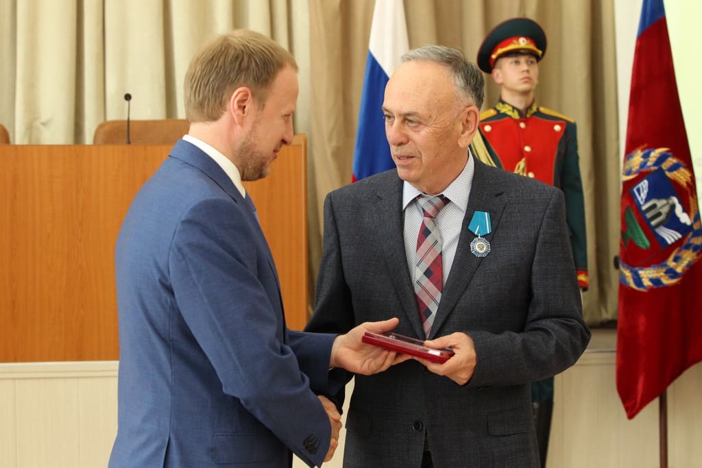 Губернатор Виктор Томенко наградил медиков Фото №3