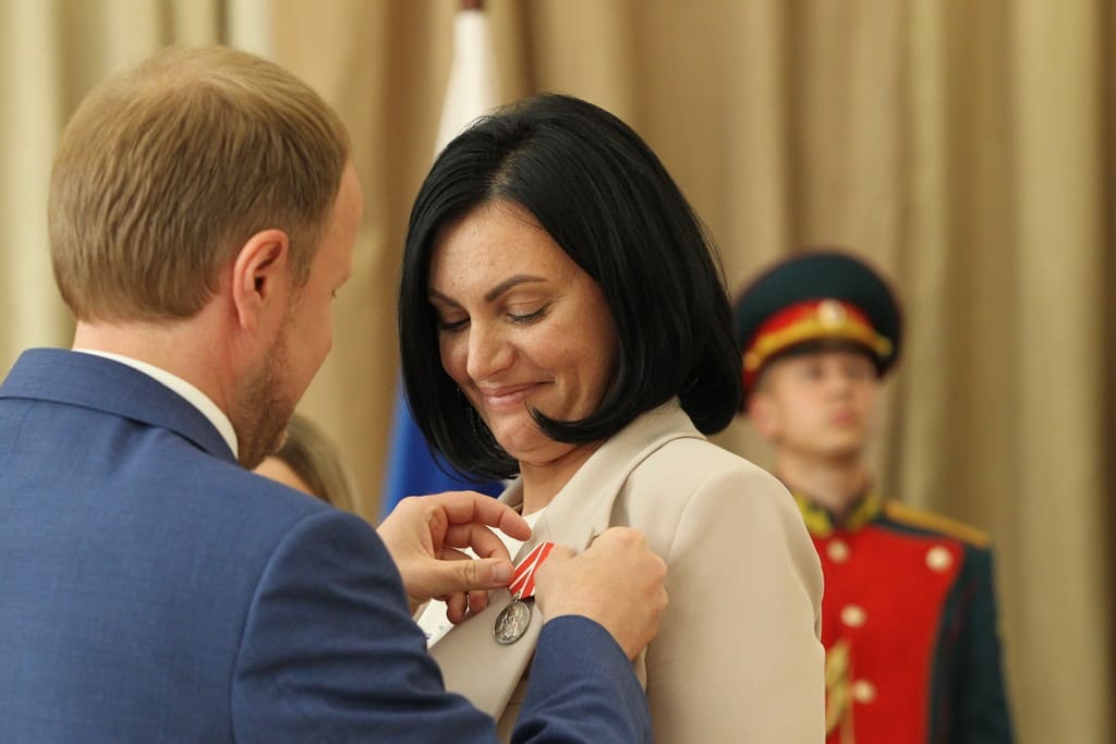 Губернатор Виктор Томенко наградил медиков Фото №6
