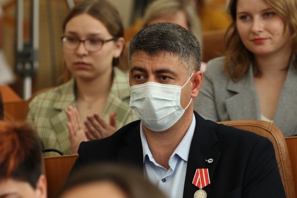 Губернатор Виктор Томенко наградил медиков Фото №10