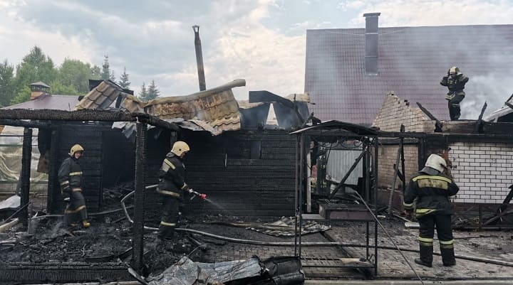 За сутки в Барнауле произошло 6 пожаров: горели постройки, дома, гаражи Фото №1