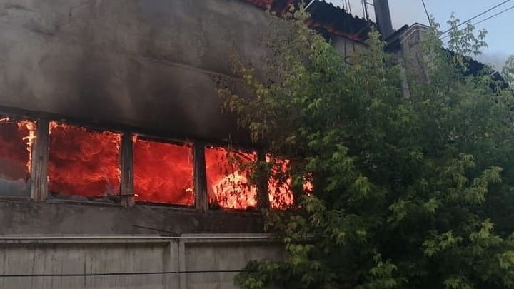 Крупный пожар произошел на улице Попова в Барнауле Фото №1