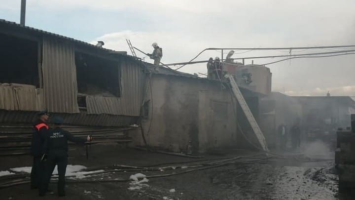 Крупный пожар произошел на улице Попова в Барнауле Фото №2