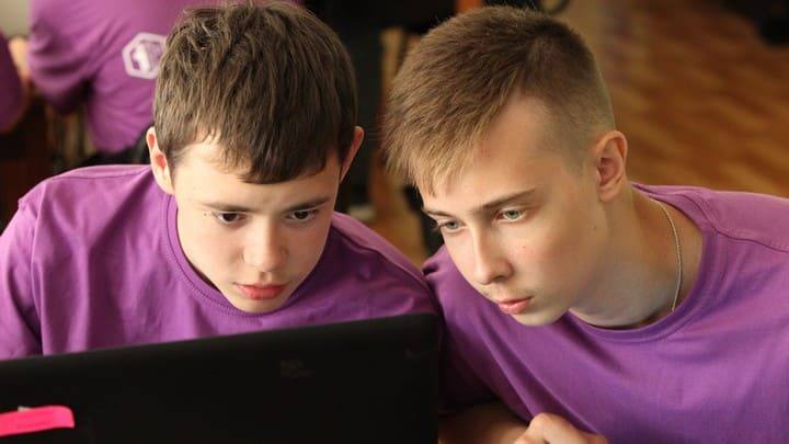 Школьники со всего Алтайского края в течение недели постигают робототехнику Фото №1