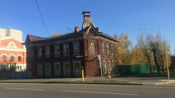 Возле Театра кукол «Сказка» в Барнауле продают здание за 6,8 млн рублей Фото №1