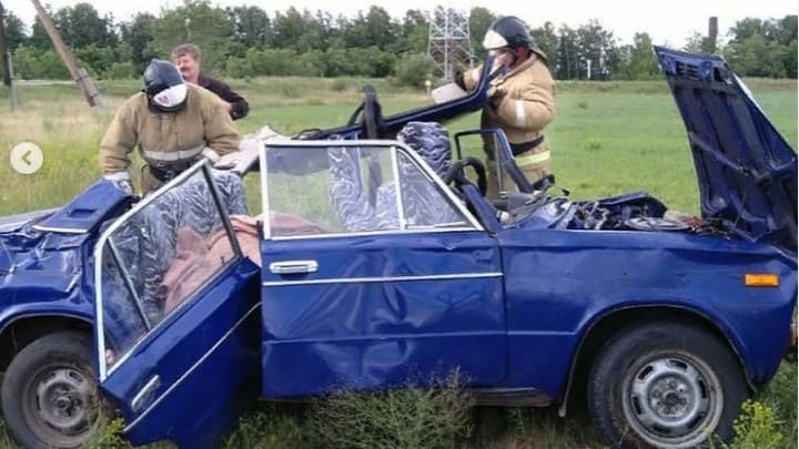 Алтайские спасатели помогли женщине выбраться из искореженного авто Фото №1