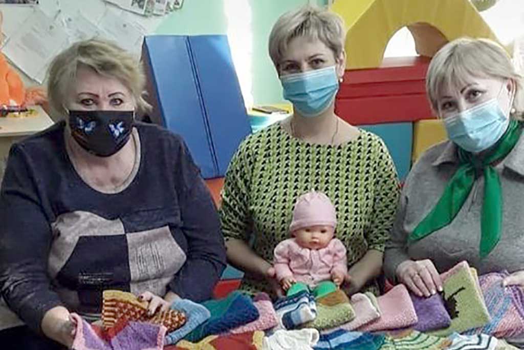 Десятки барнаульских волонтеров вяжут одежду для недоношенных малышей, находящихся в больнице Фото №2
