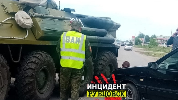В Алтайском крае столкнулись легковой автомобиль и БТР Фото №1