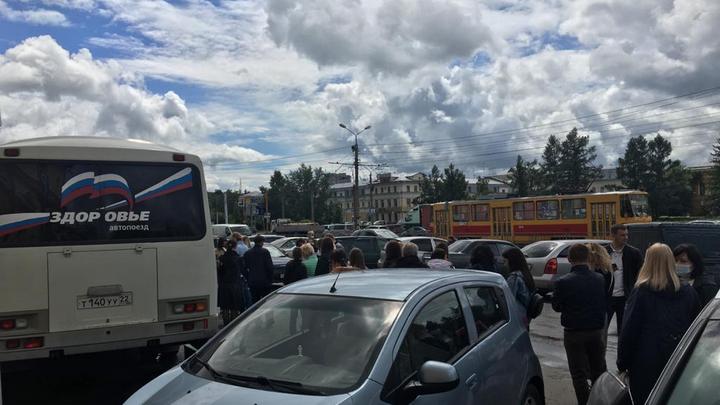 В Барнауле возле мобильных комплексов вакцинации выстраиваются очереди Фото №1