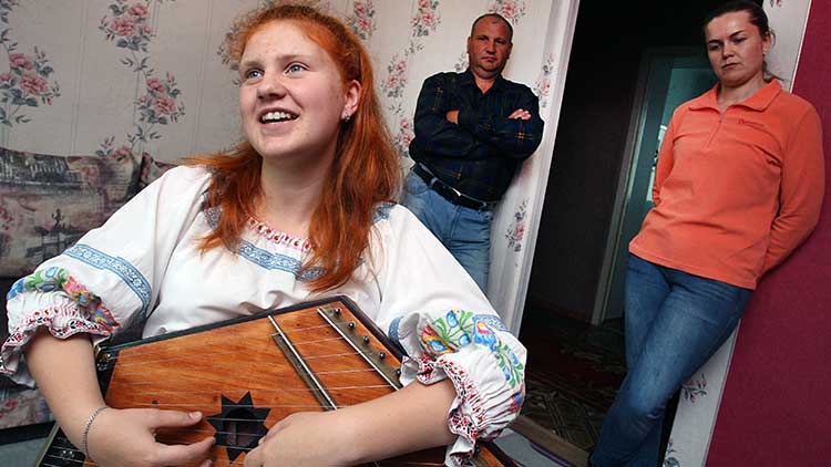 15-летняя Катя из Алтайского края играет на гуслях, баяне, ложках и пишет частушки Фото №1