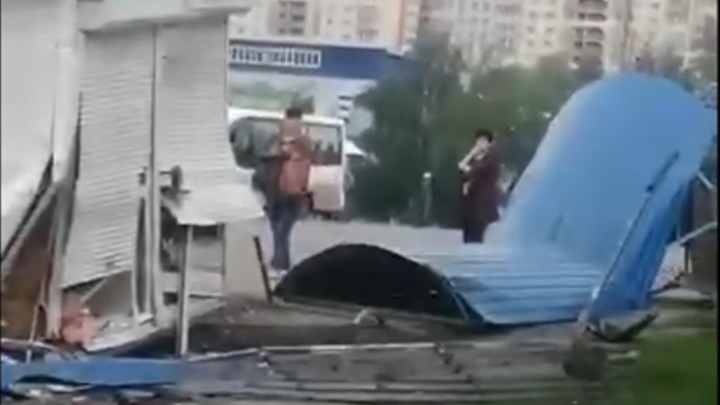 Рано утром в Барнауле иномарка разнесла остановку Фото №1