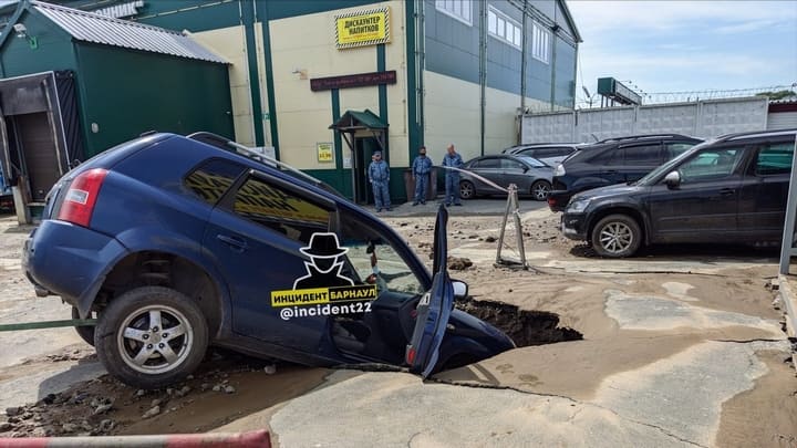 В Барнауле автомобиль провалился в большую яму Фото №1