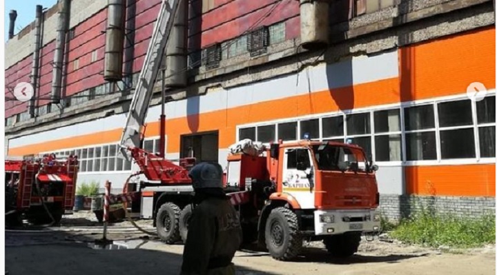 В Барнауле произошел пожар на крыше производственного здания Фото №1