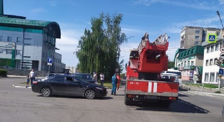 В Бийске легковой автомобиль влетел в пожарную машину с мигалками Фото №1