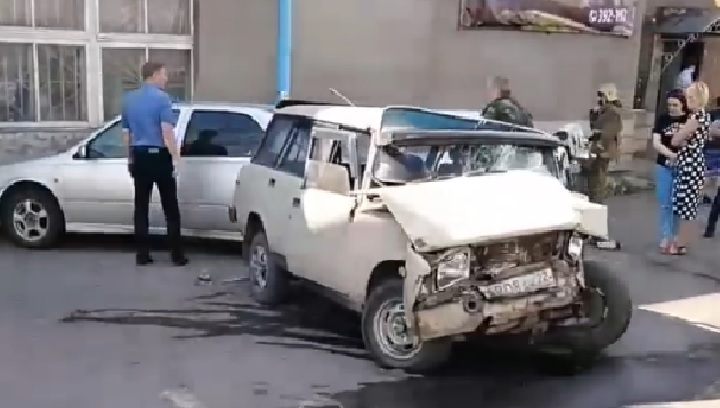 В Барнауле водитель, лишенный прав, протаранил два автомобиля Фото №1