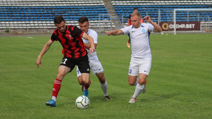 Историческая встреча. "Динамо-Барнаул" стартовало в ФНЛ-2 с поражения от пермского "Амкара" Фото №1