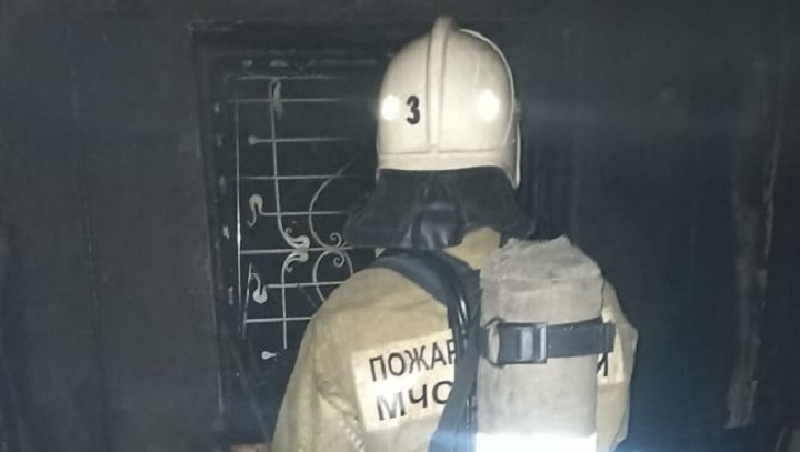 В Барнауле пожарные спасли 25 человек при возгорании в девятиэтажке Фото №1