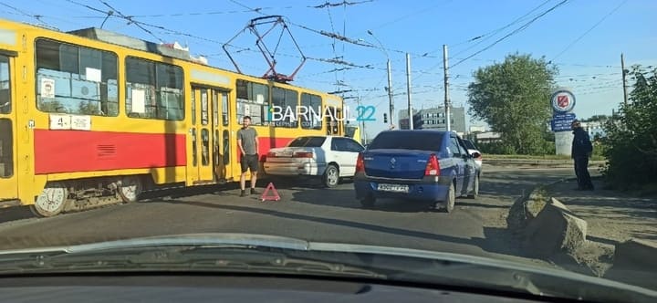 В Барнауле на Новом рынке трамвай столкнулся с автомобилем Фото №1