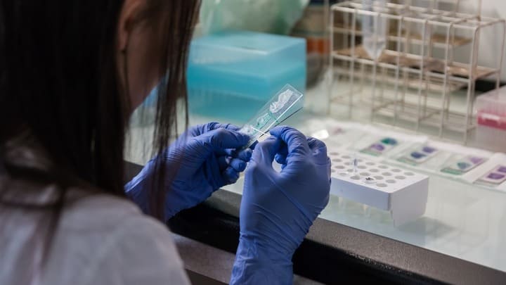 Врач отверг возможность заболеть COVID-19 из-за вакцинации Фото №1