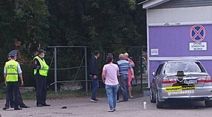 В Барнауле иномарка наехала на двух пешеходов, один из которых скончался Фото №1
