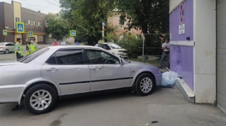 Жительница Барнаула сбила на автомобиле насмерть своего сожителя Фото №1