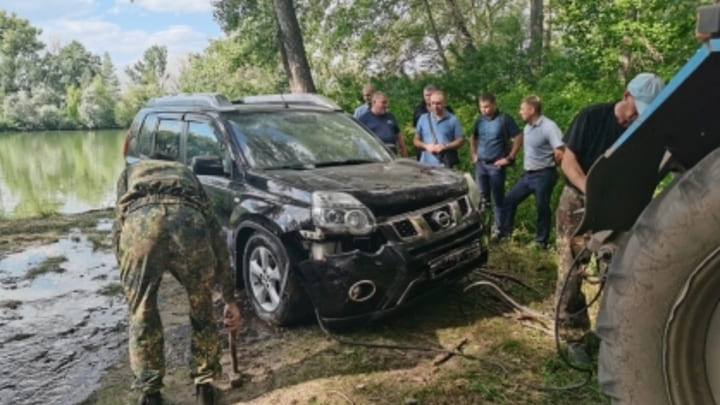 Утонули в машине? В Алтайском крае нашли тела людей в затопленном автомобиле Фото №1