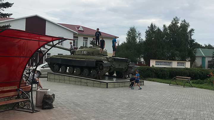 За 9 млн рублей благоустраивают главную площадь в Усть-Калманке Фото №2