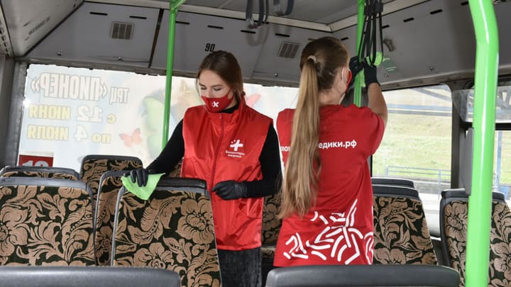 Волонтеры обработали барнаульские автобусы от COVID-19 Фото №1