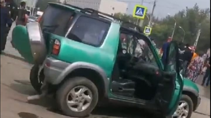 В Барнауле при столкновении трех автомобилей пострадали три человека Фото №1
