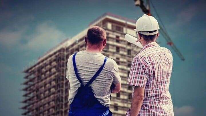 Губернатор Алтайского края Виктор Томенко поздравил жителей региона с Днём строителя Фото №1