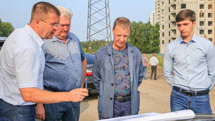 Глава Барнаула Вячеслав Франк посетил стройку жилого комплекса в нагорной части города Фото №1