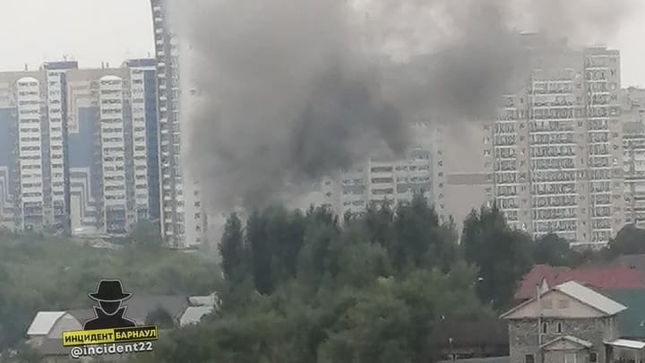 100 кв. метров огня: в Барнауле произошел крупный пожар Фото №1