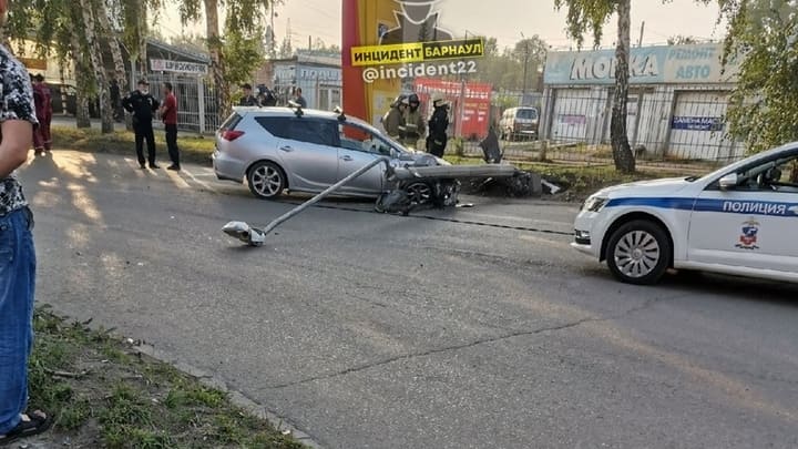 В Барнауле Toyota сбила опору уличного освещения Фото №1