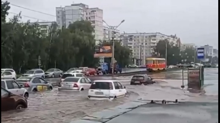 Обильные осадки вызвали потоп на барнаульских улицах Фото №1