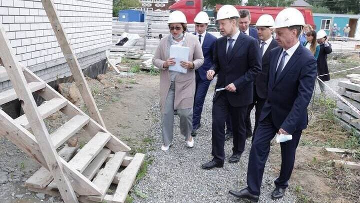 Губернатор Виктор Томенко оценил строительство школы в барнаульском поселке Спутник и пообещал рассмотреть увеличение финансирования Фото №2