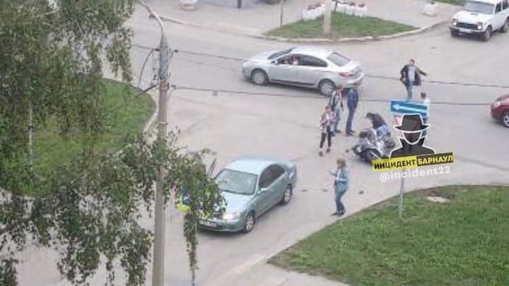 ВИДЕО: Водитель иномарки сбила мотоциклиста в Барнауле Фото №1