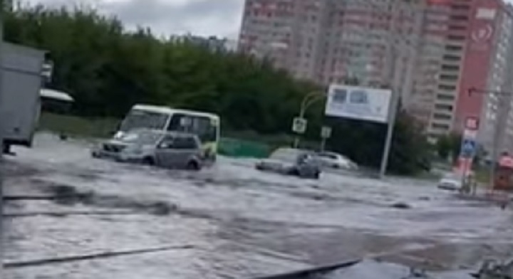 Власти Барнаула прокомментировали потоп на улицах города после обильных дождей Фото №1