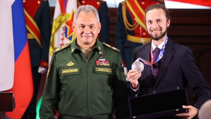 Сергей Шойгу наградил алтайского стрелка Сергея Каменского медалью Фото №1